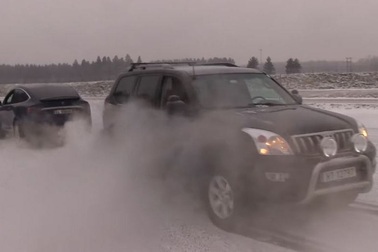 Xem Tesla Model X "kéo co" với Toyota Land Cruiser