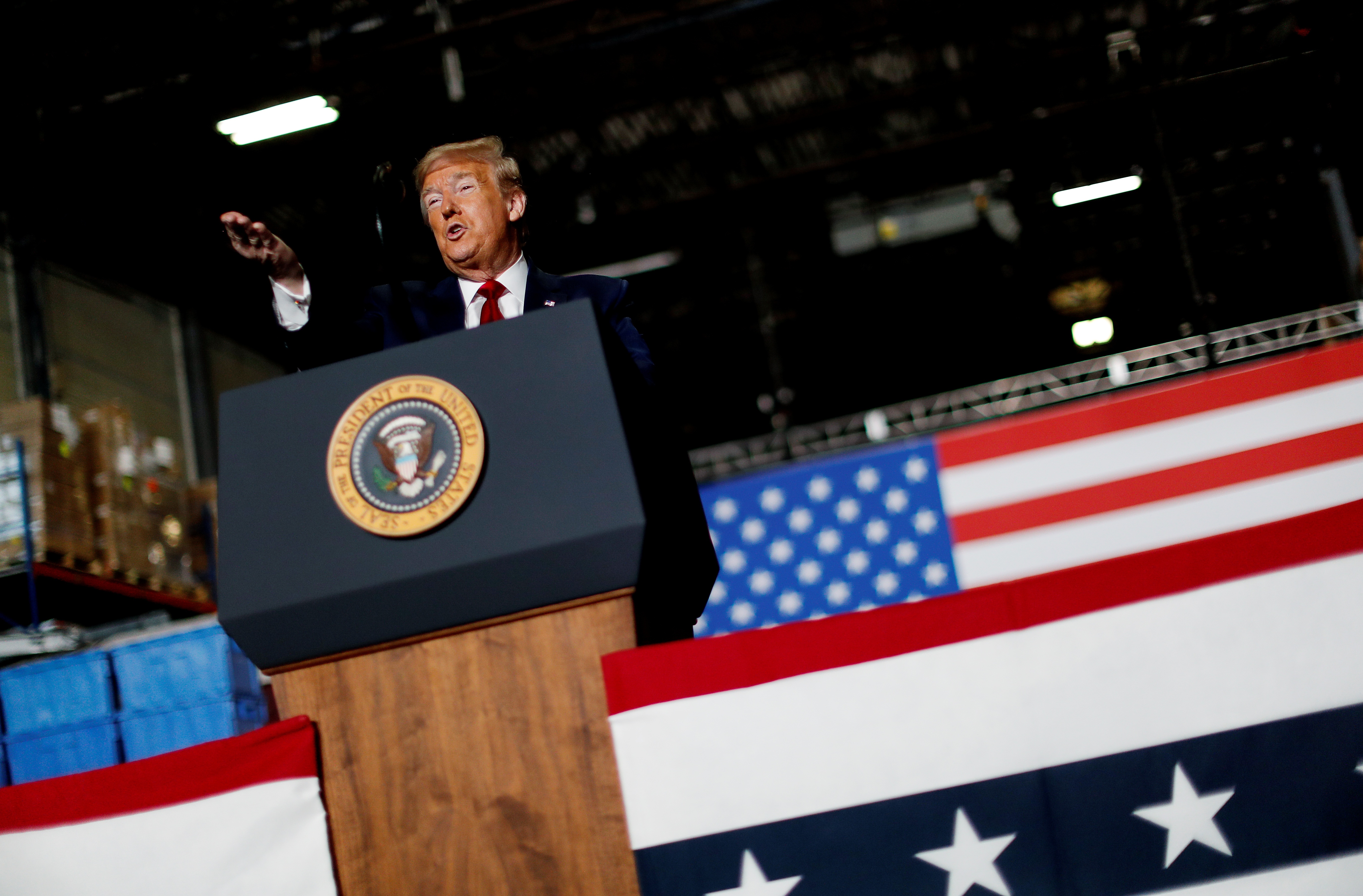 Ông Trump vẫn không đeo khẩu trang giữa nơi đông người - 8 Ông Trump vẫn không đeo khẩu trang giữa nơi đông người - 8