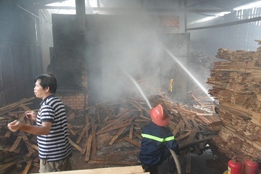 “Bà hỏa” ghé lò sấy gỗ, nhiều khối gỗ bị nướng cháy