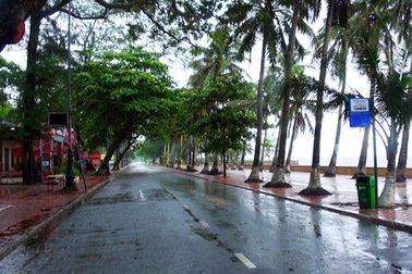 Đồ Sơn “nín thở” chờ bão đổ bộ