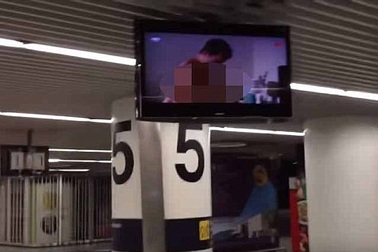"Sốc" khi màn hình sân bay chiếu phim khiêu dâm