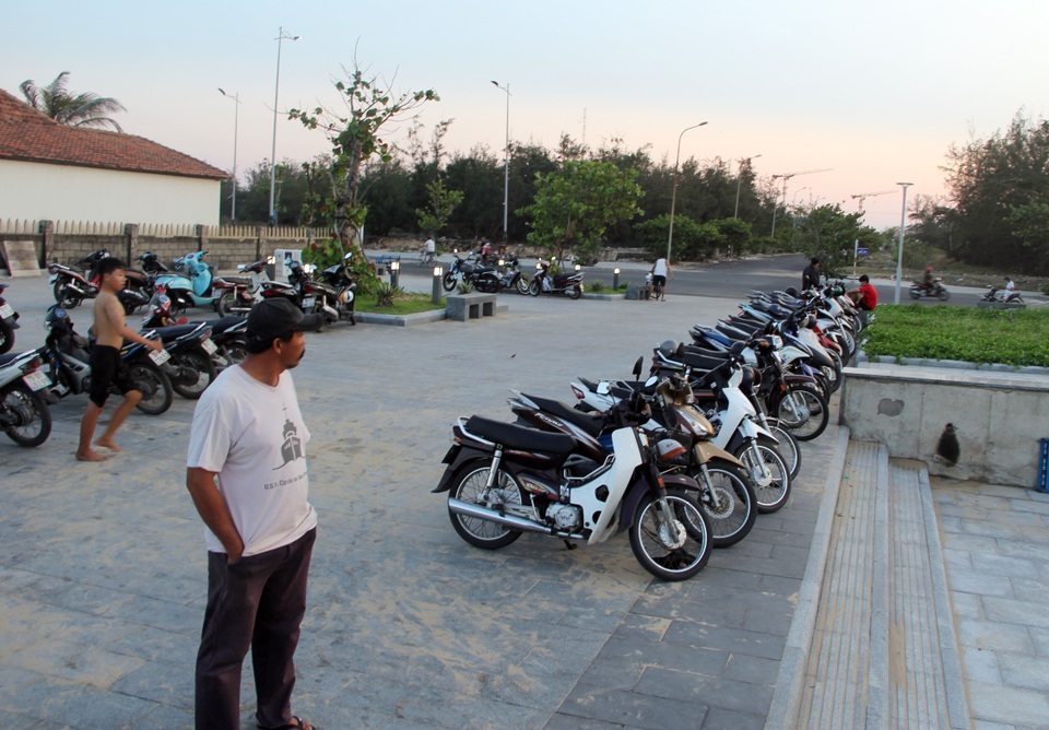 Giữa lệnh cấm tụ tập, hàng ngàn người Phú Yên vẫn tràn xuống biển - 11 Giữa lệnh cấm tụ tập, hàng ngàn người Phú Yên vẫn tràn xuống biển - 11