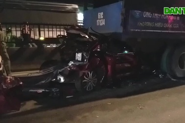 Xe tải tông ô tô con bẹp dúm, 4 người trong gia đình thoát chết thần kỳ