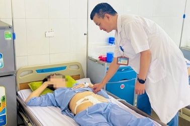 Thụt tháo detox bằng chanh muối, người phụ nữ phải mổ cấp cứu