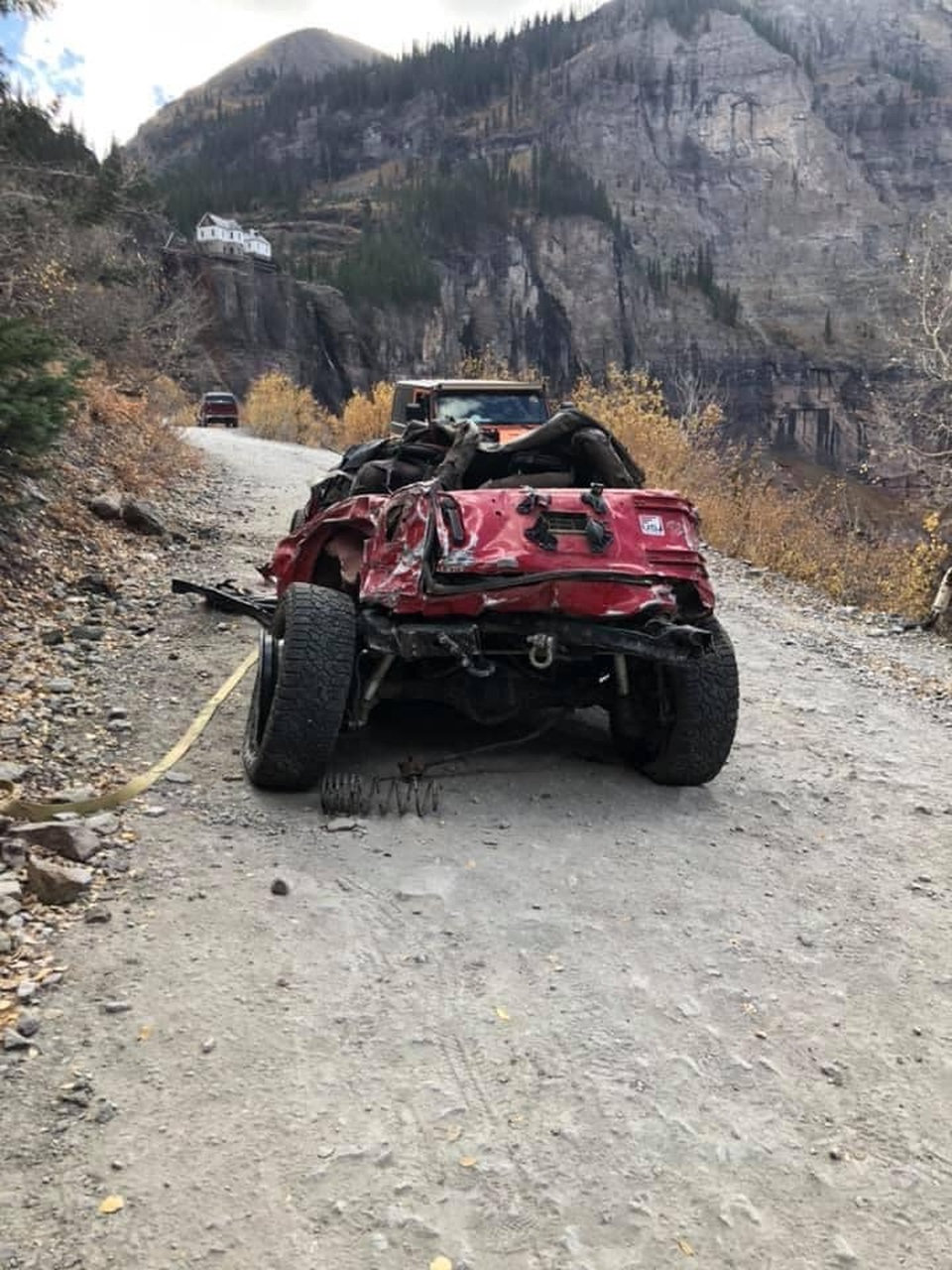 Kinh hoàng khoảnh khắc xe Jeep lăn xuống núi vì hỏng phanh tay - 3 Kinh hoàng khoảnh khắc xe Jeep lăn xuống núi vì hỏng phanh tay - 3
