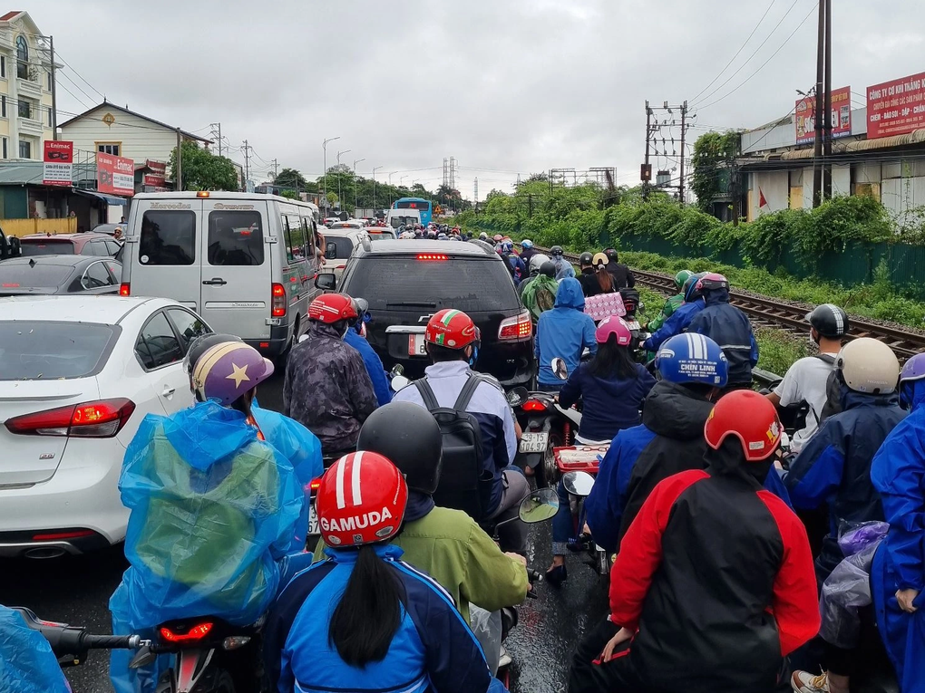 Cuộc chiến đường về quê: Ăn bánh mì, uống nước lọc vạ vật nửa ngày trời - 6 Cuộc chiến đường về quê: Ăn bánh mì, uống nước lọc vạ vật nửa ngày trời - 6