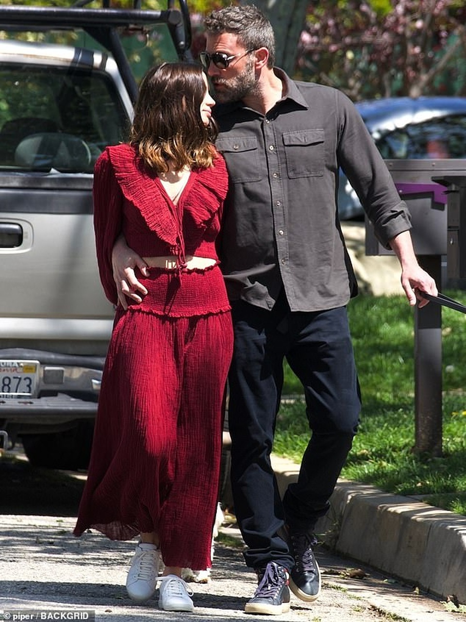 Ben Affleck hôn bạn gái trẻ trên phố - 2