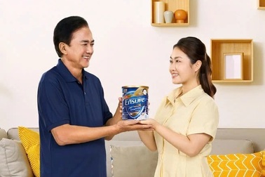 An tâm chăm sóc sức khỏe gia đình với Ensure Gold nhập khẩu chính hãng