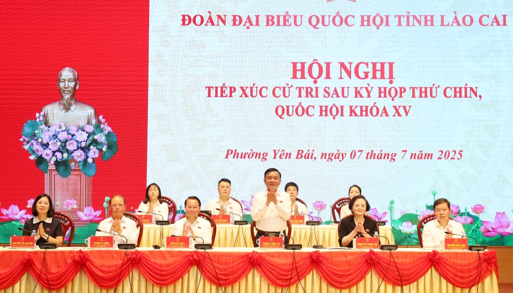 Thường trực Ban Bí thư Trần Cẩm Tú tiếp xúc cử tri tại Lào Cai - 1 Thường trực Ban Bí thư Trần Cẩm Tú tiếp xúc cử tri tại Lào Cai - 1