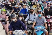 Kẹt xe giờ đi làm sau khi cấm ô tô qua cầu Bình Triệu 1 ở TPHCM