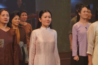 Khán giả vẫy cờ, hát Quốc ca khi xem vở diễn của Nhà hát Kịch Việt Nam - 4