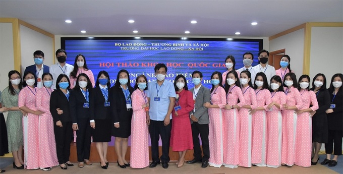 Các đại biểu tham dự Hội thảo chụp ảnh lưu niệm