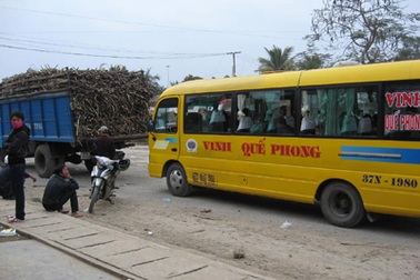 30 hành khách hú vía vì xe khách ủi xe tải