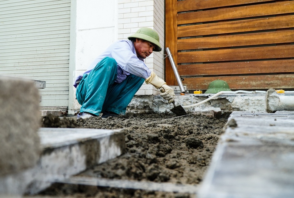 Vỉa hè hồ Tây “thay áo mới” - 3 Vỉa hè hồ Tây “thay áo mới” - 3