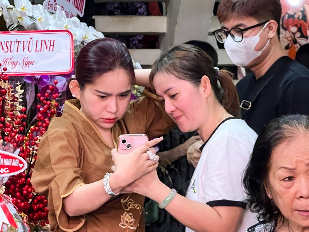 Giỗ đầu NSƯT Vũ Linh: YouTuber vây kín, con gái xúc động chia sẻ sau ồn ào - 6 Giỗ đầu NSƯT Vũ Linh: YouTuber vây kín, con gái xúc động chia sẻ sau ồn ào - 6