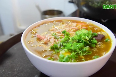 Quán bánh canh "siêu đông" ở HN: Sợi bánh đi máy bay ngàn cây số