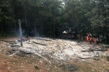 Đốt lửa sưởi ấm, một ngôi nhà bị thiêu rụi