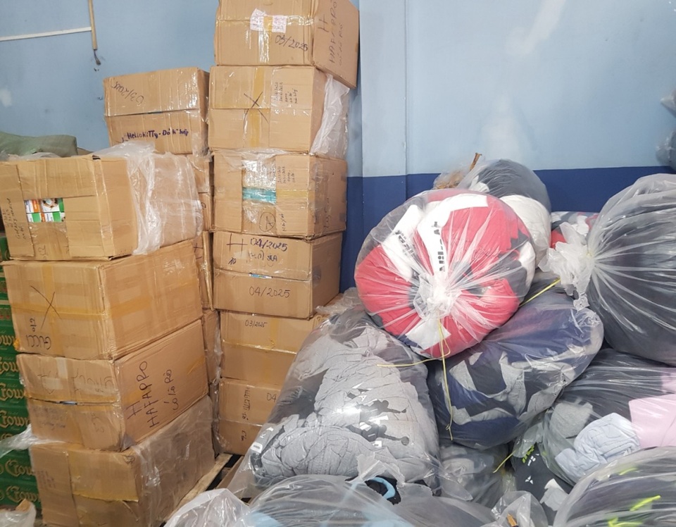 Gần 75.000 chiếc khẩu trang y tế bị thu giữ - 2 Gần 75.000 chiếc khẩu trang y tế bị thu giữ - 2