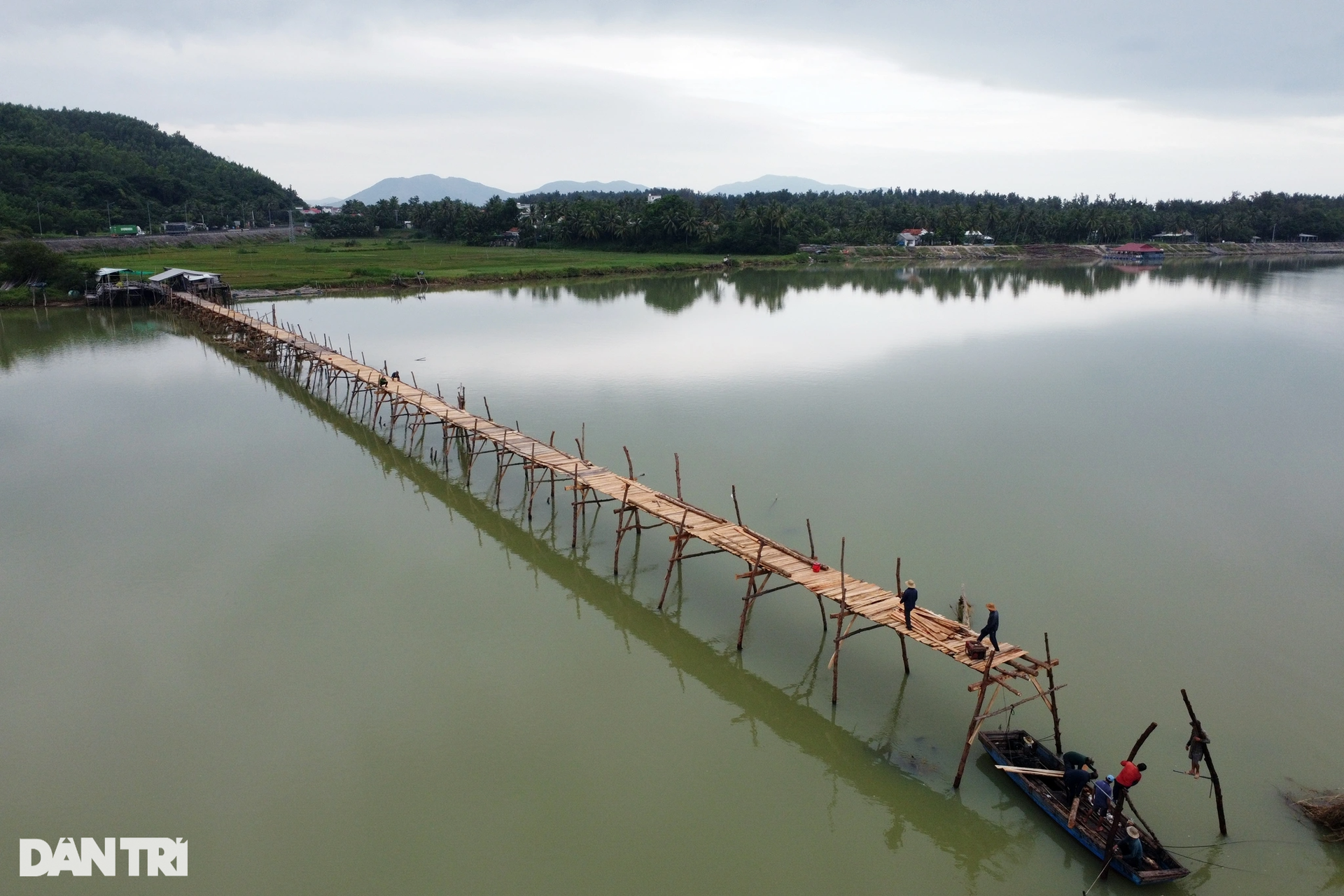 Dựng lại cầu gỗ Ông Cọp dài nhất Việt Nam - 1 Dựng lại cầu gỗ Ông Cọp dài nhất Việt Nam - 1