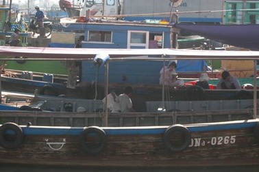 Cứu tàu cá bị hỏng máy, trôi tự do trên biển