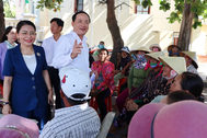Người dân xã đảo được hỗ trợ tàu đưa đón ra, vào đất liền