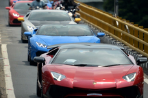 Nhà giàu vẫn miệt mài mua siêu xe