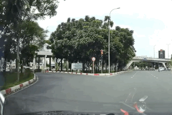 Người phụ nữ đi xe máy vượt đèn đỏ, "lùa" ô tô phanh dúi dụi