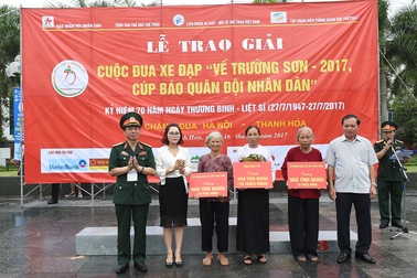 Nhiều hoạt động tri ân, đền ơn đáp nghĩa tại Thanh Hóa sau chặng đua thứ 2