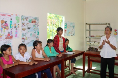 Lớp học không bảng đen của cô giáo già với trẻ em nghèo