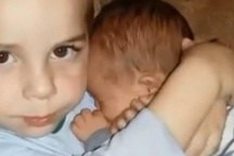 Clip anh trai nựng em khiến hàng ngàn bà mẹ tan chảy