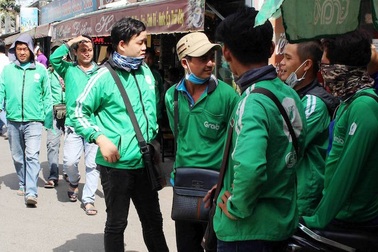 Hàng loạt tài xế "đình công", phản đối chính sách mới của hãng Grab