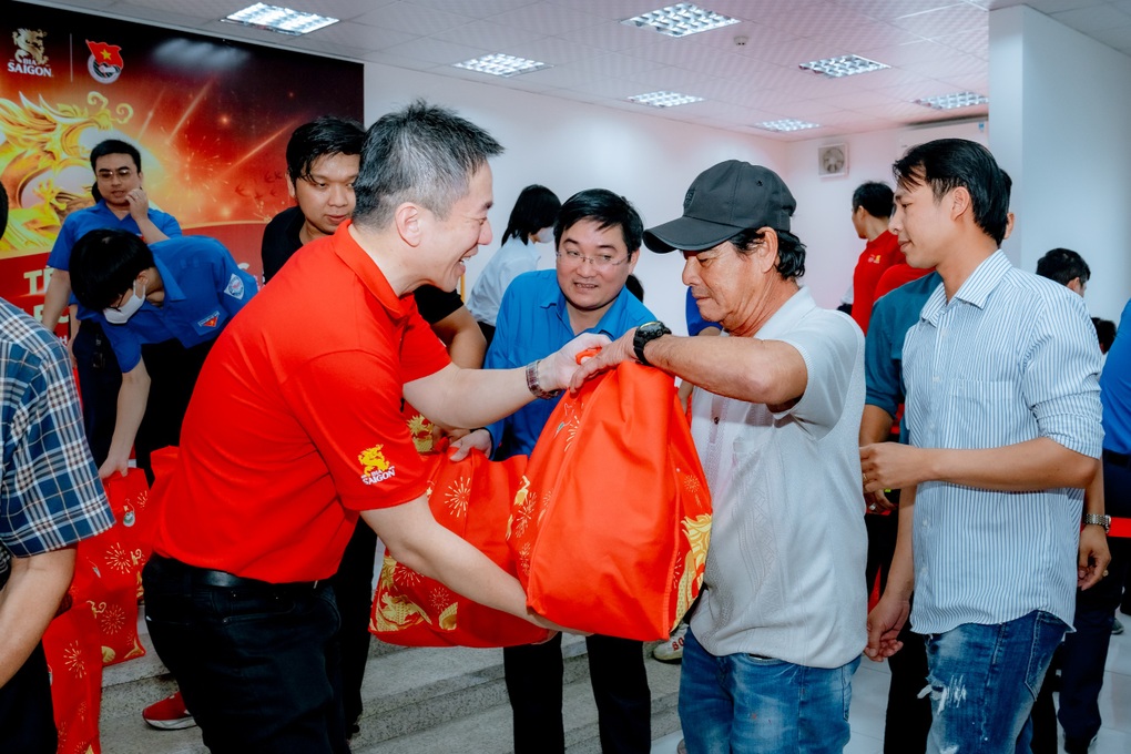 Bia Saigon lan tỏa Tết ấm áp đến người lao động, ngư dân, chiến sĩ - 3 Bia Saigon lan tỏa Tết ấm áp đến người lao động, ngư dân, chiến sĩ - 3