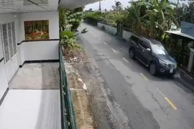 Tài xế nghi ngáo đá lái ô tô tông 3 xe máy khiến 2 người thương vong