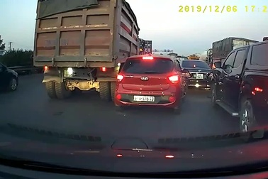 Xe nhỏ lĩnh hậu quả vì tranh đường với xe to