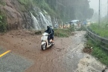 Đèo Bảo Lộc sạt lở, đá tảng chặn đường xe lưu thông