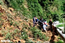 Quốc lộ 16 bất ngờ sạt lở, giao thông ách tắc nhiều giờ liền