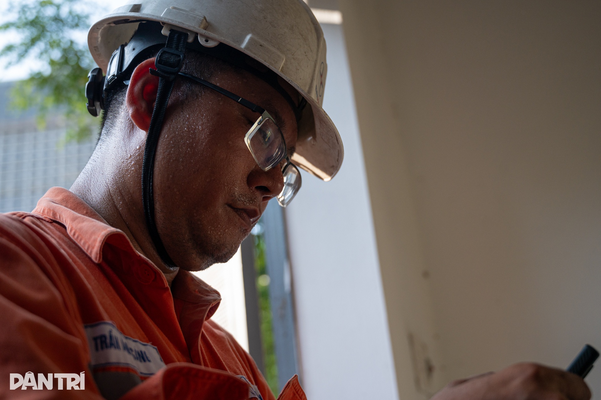 Dưới nắng như thiêu, thợ điện Hà Nội xuyên trưa xử lý các nguy cơ gây sự cố - 8