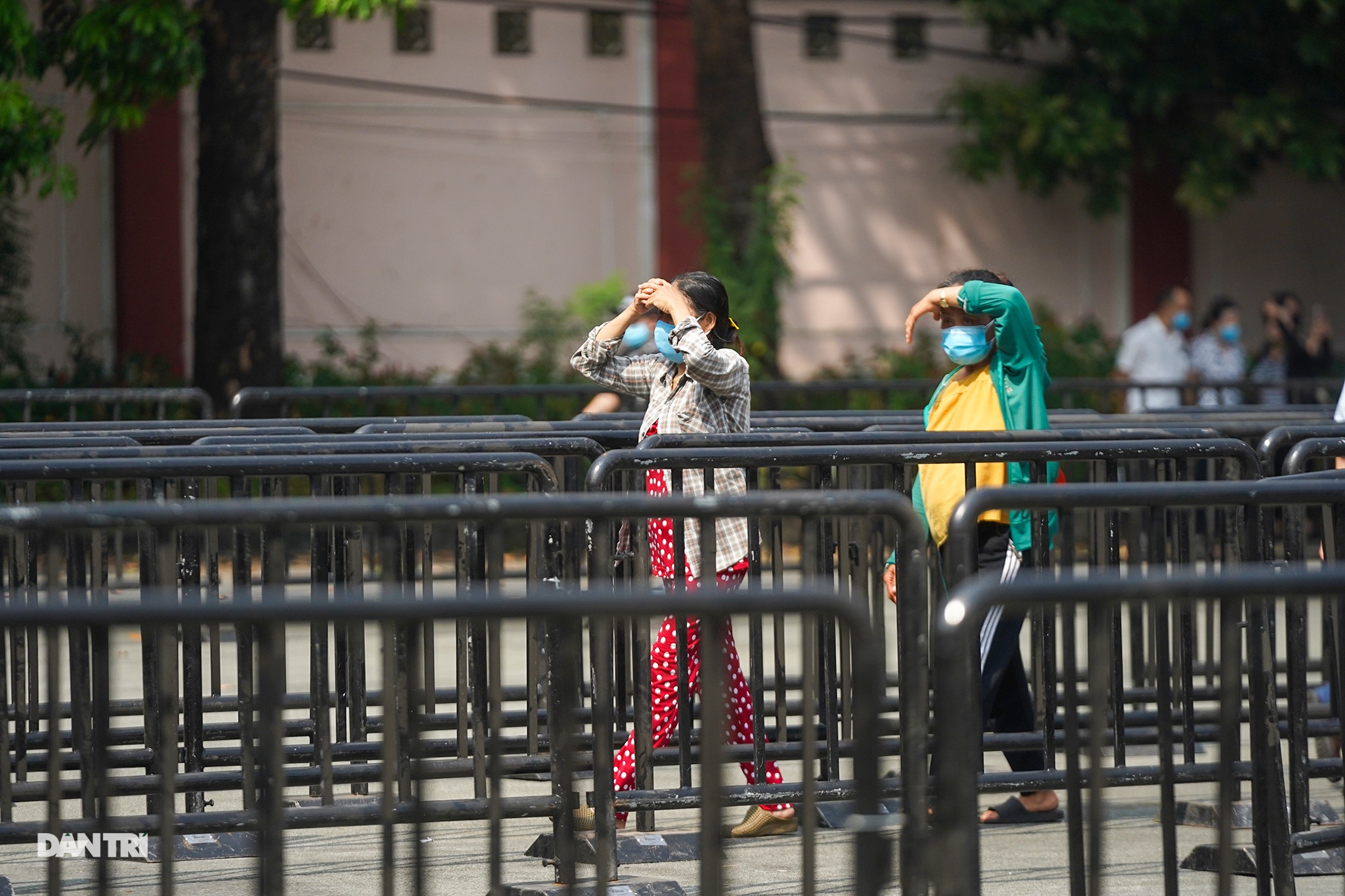 Hàng ngàn người yêu mến Chí Tài đã tới chào danh hài lần cuối - 27 Hàng ngàn người yêu mến Chí Tài đã tới chào danh hài lần cuối - 27