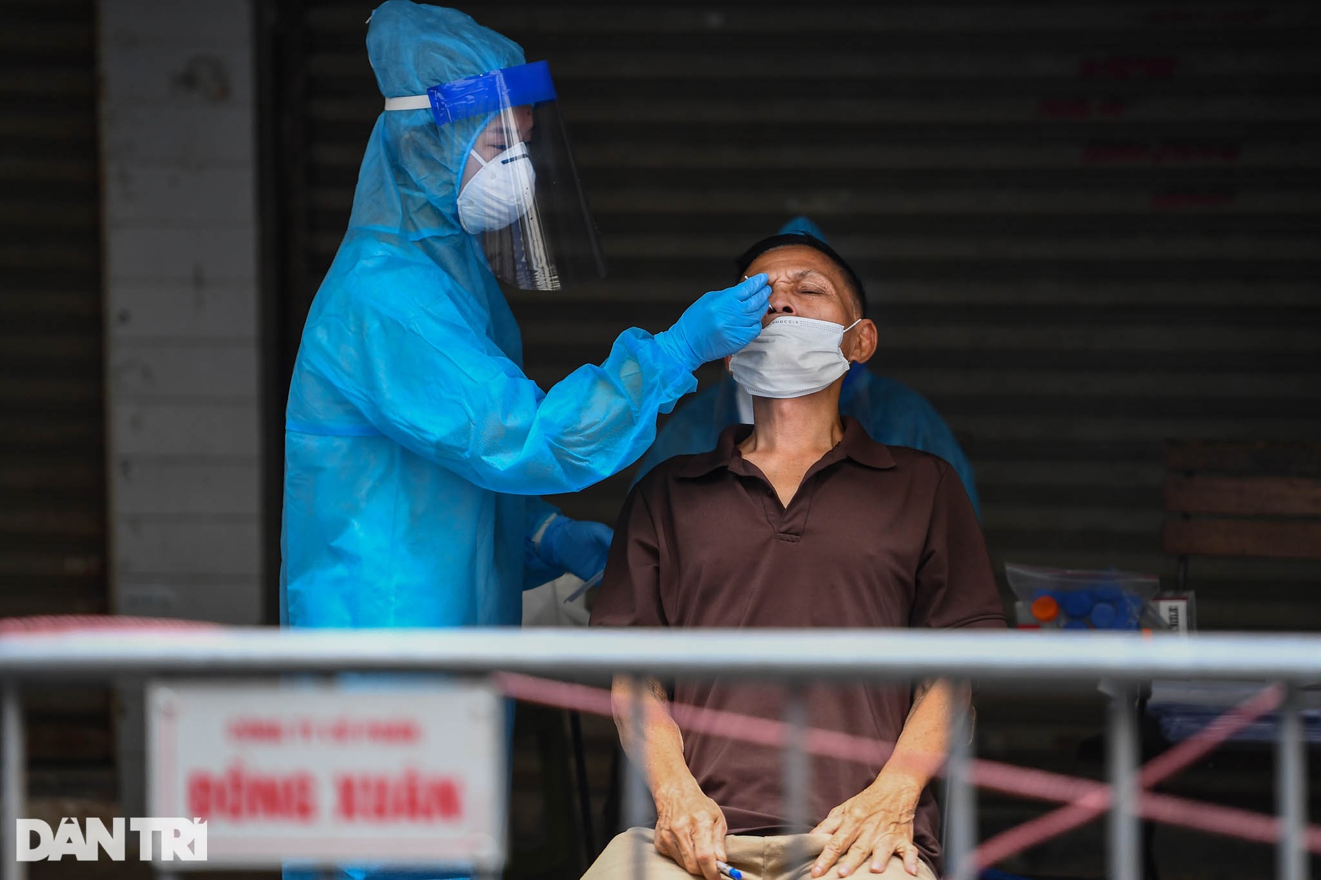 Cận cảnh quá trình vét sạch F0 ngoài cộng đồng trên địa bàn TP Hà Nội - 5 Cận cảnh quá trình vét sạch F0 ngoài cộng đồng trên địa bàn TP Hà Nội - 5