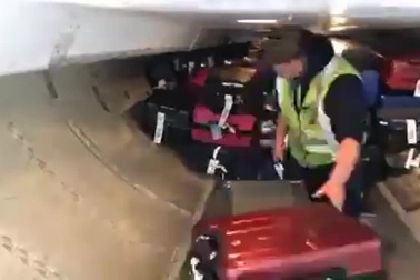 Hành lý ký gửi được sắp xếp lên máy bay như thế nào?