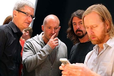 Apple nín thở trong cuộc cải tổ "thế giới phẳng" trên iOS 7 