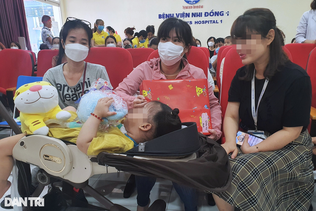 Người mẹ 16 năm đi viện hơn 100 lần để cứu con gái mắc bệnh hiếm - 4 Người mẹ 16 năm đi viện hơn 100 lần để cứu con gái mắc bệnh hiếm - 4
