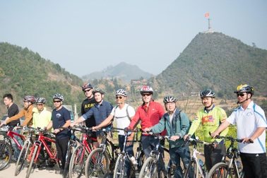 Đại sứ Mỹ Ted Osius đạp xe khám phá Hà Giang