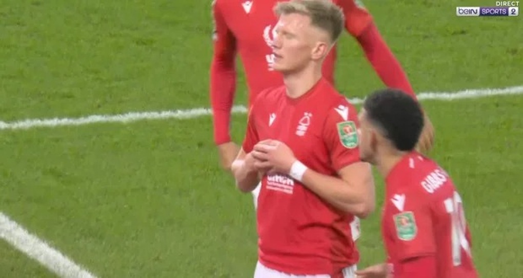 Ăn mừng như Cristiano Ronaldo, tiền đạo Notingham Forest bị chế giễu - 2 Ăn mừng như Cristiano Ronaldo, tiền đạo Notingham Forest bị chế giễu - 2