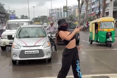 Nhảy giữa đường để quay video "sống ảo", hot girl mạng xã hội gặp rắc rối