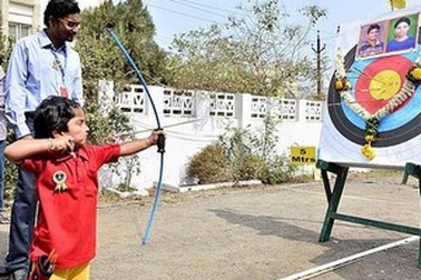 Mới 2 tuổi đã phá kỷ lục quốc gia môn bắn cung