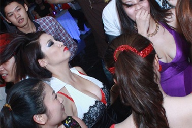 Pha Lê, Thuỷ Top “bốc lửa” trong đêm Halloween