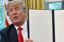 Chữ ký “không giống ai” của Tổng thống Trump gây xôn xao