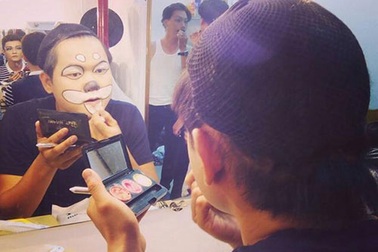 Đắp mặt cho vai diễn