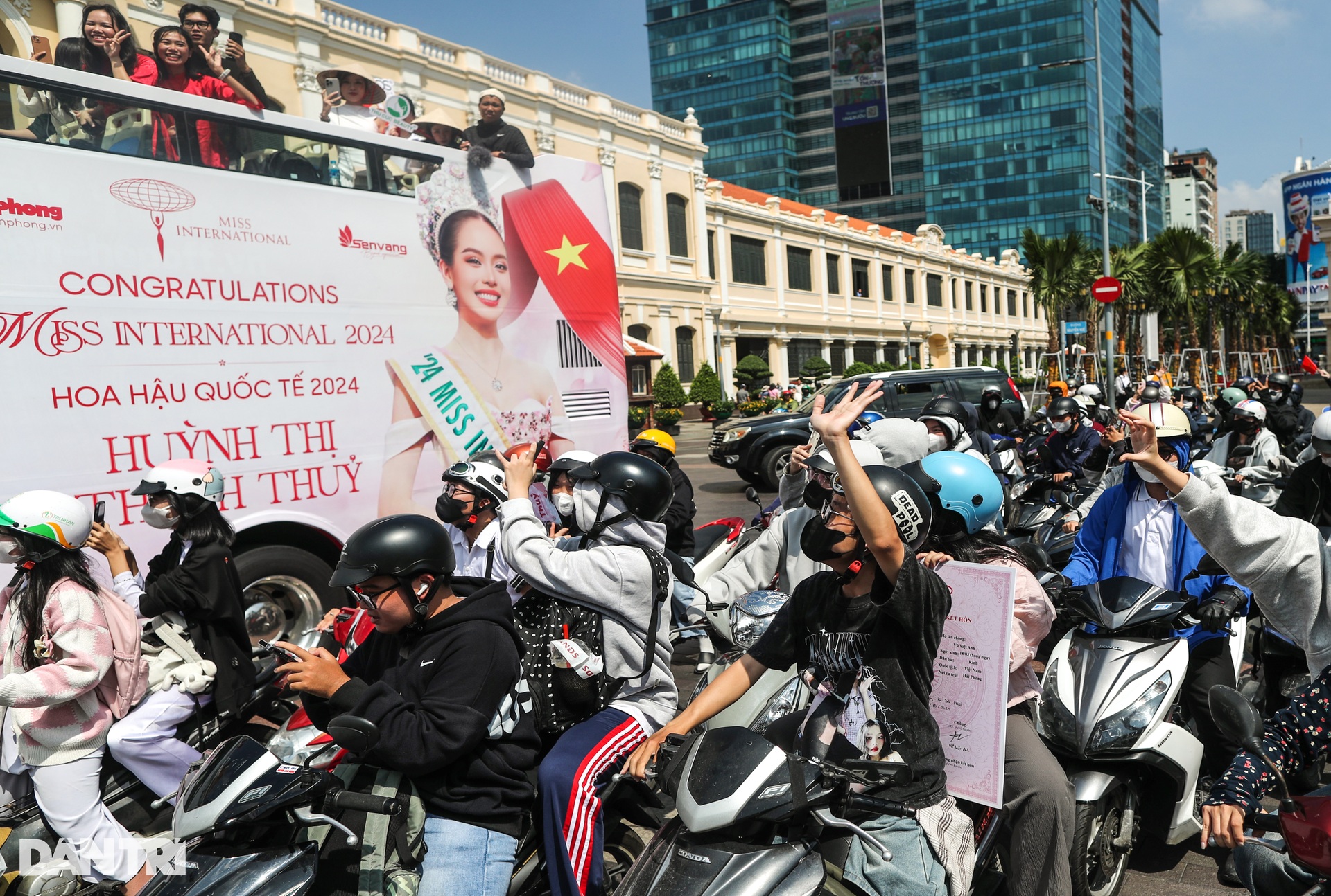 Hoa hậu Thanh Thủy đi xe buýt 2 tầng, người hâm mộ chạy xe máy theo reo hò - 9